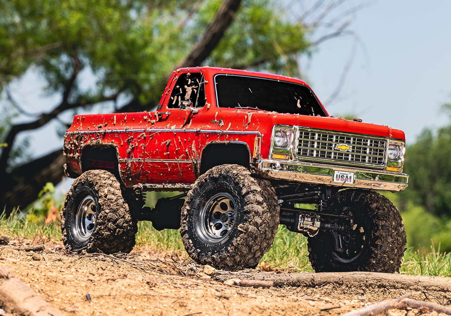 [Action] Traxxas K10 Cheyenne - kırmızı çamurlu araç arazide, yan görünüm