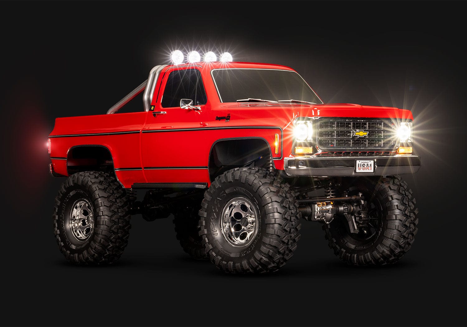 [Dış] Traxxas K10 Cheyenne - kırmızı stüdyo çekimi, LED ışıklar yanıyor