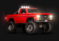 [Dış] Traxxas K10 Cheyenne - kırmızı stüdyo çekimi, LED ışıklar yanıyor