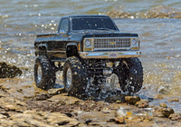 [Action] Traxxas K10 Cheyenne - siyah araç suda ilerlerken, ön görünüm