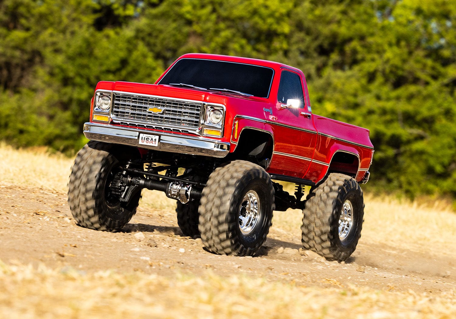 [Action] Traxxas K10 Cheyenne - kırmızı araç toprak arazide, ön çapraz görünüm